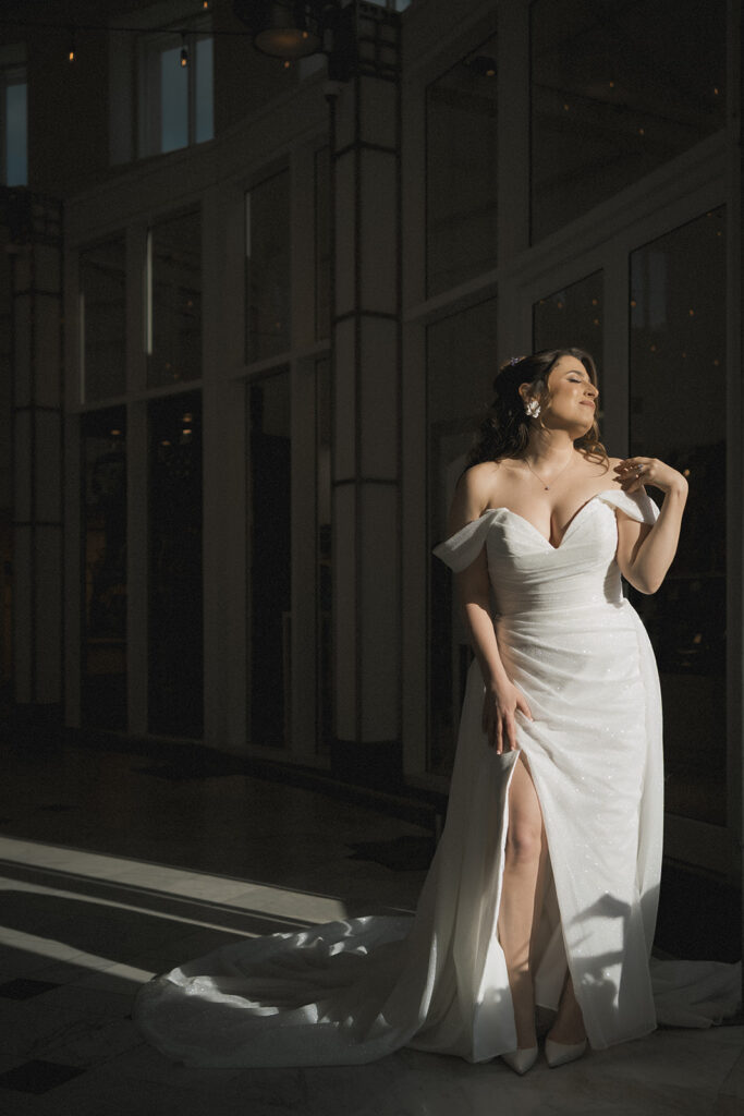 bride soaks up the sun inside the orlando museum of art